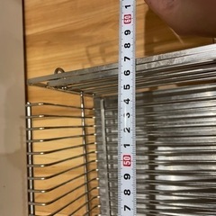 【伸縮】燕三条で作るシンクに渡せるステンレス製水切りかご［日本製］ ＜幅21．5~39cm＞の画像