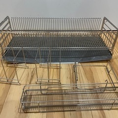 【伸縮】燕三条で作るシンクに渡せるステンレス製水切りかご［日本製］ ＜幅21．5~39cm＞の画像