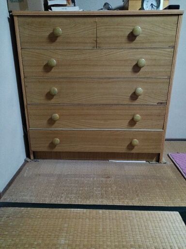 箪笥の上に、物を置くことができます。