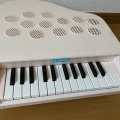 KAWAI カワイ ミニピアノ(ピンキッシュホワイト)の画像