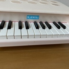 KAWAI カワイ ミニピアノ(ピンキッシュホワイト)の画像