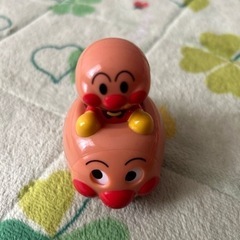 アンパンマンかばんと走るアンパンマン号の画像