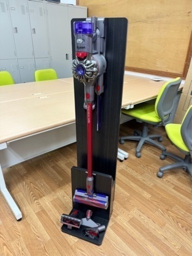 【軽量モデル】ダイソン Dyson dyson v8 slim fluffy+ サイクロン式 コードレス掃除機 dyson SV10K SLM COM N 21年製 No2703