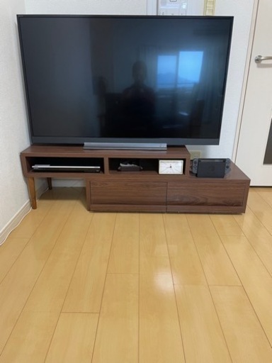 食器棚、TV台、2人掛けソファ、ダイニングテーブル、ダイニングチェア