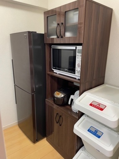 食器棚、TV台、2人掛けソファ、ダイニングテーブル、ダイニングチェア