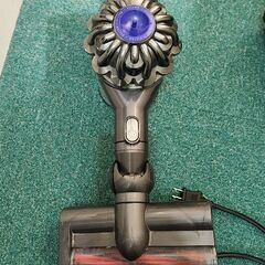 掃除機ダイソン+モニターの画像