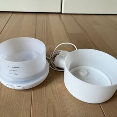 【2月28日まで掲載】アロマオイル付き　電気アロマディフューザー（300ml USB超音波式エア加湿器 ライト付き）の画像