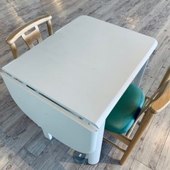 白いテーブル（DIY塗装品）と椅子2脚　中古品の画像