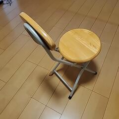 折り畳み椅子の画像