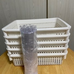 洋服や物置きの画像