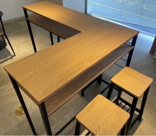 カウンターテーブル二つ、イス４脚
