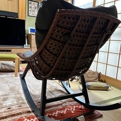 籐仕様のおしゃれなロッキングチェア　配送可能の画像