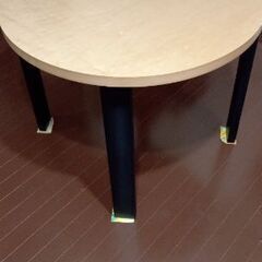 おしゃれな丸いカフェテーブル