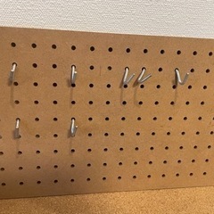 【無料】有孔ボードA4サイズ2枚、ボード用フックのセット