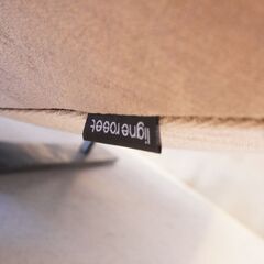 フランスの高級ブランドligne roset(リーンロゼ)社のROSETPrado(ロゼプラド) 2シーター。シングルベッドにもなる広い座面が魅力のモダンな2人掛けソファーでリビングを快適な空間に。の画像