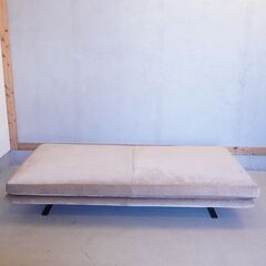 フランスの高級ブランドligne roset(リーンロゼ)社のROSETPrado(ロゼプラド) 2シーター。シングルベッドにもなる広い座面が魅力のモダンな2人掛けソファーでリビングを快適な空間に。の画像