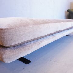 フランスの高級ブランドligne roset(リーンロゼ)社のROSETPrado(ロゼプラド) 2シーター。シングルベッドにもなる広い座面が魅力のモダンな2人掛けソファーでリビングを快適な空間に。の画像