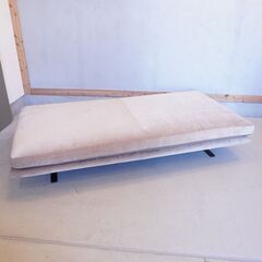 フランスの高級ブランドligne roset(リーンロゼ)社のROSETPrado(ロゼプラド) 2シーター。シングルベッドにもなる広い座面が魅力のモダンな2人掛けソファーでリビングを快適な空間に。の画像