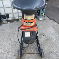 小型木の枝粉砕機。