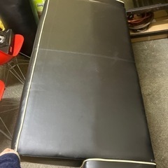 お話中　黒のソファの画像