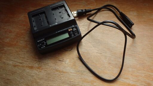 【中古品】ソニー製ビデオカメラ純正　Mサイズバッテリーの充電器
