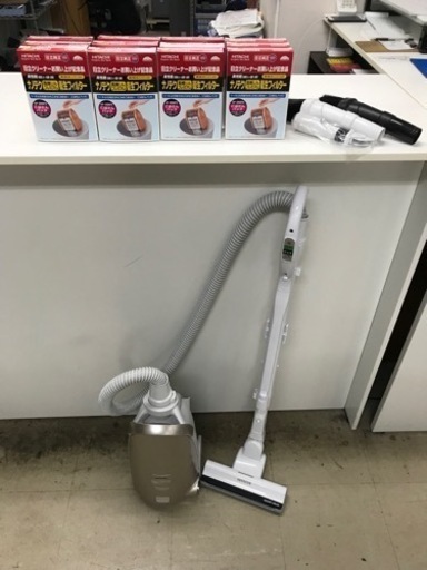 O2402-088 HITACHI掃除機セット  電機掃除機 CV-KP900G 2019年製 シャンパンゴールド 通電確認済み 取説なし 中古 掃除用ブラシ3点 衛生フィルター12箱付き