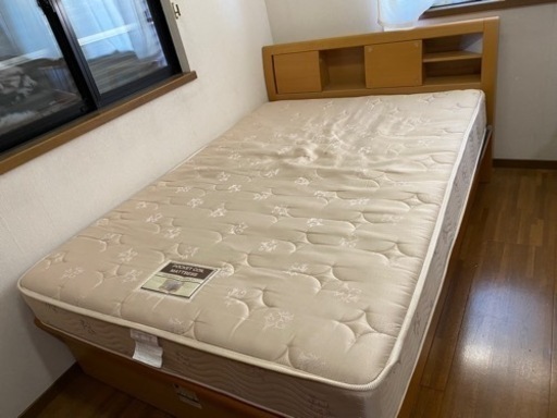 ダブルベッドフレーム　マットレス