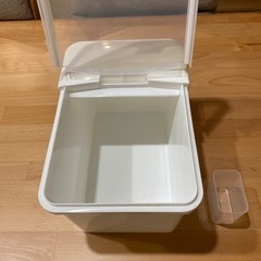 ニトリ米びつ　引き出し用　6㎏の画像