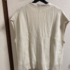 GU ニットベストの画像