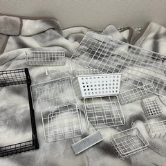 壁掛け収納ラックなど　一式　ワイヤーネットの画像