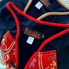 (新品)豪華な刺繍柄のサテン生地をあしらったチャイナTシャツ【赤】です。の画像