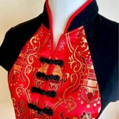 (新品)豪華な刺繍柄のサテン生地をあしらったチャイナTシャツ【赤】です。の画像