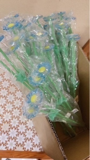 お花　造花　あと花が色々入っている箱も付けます。