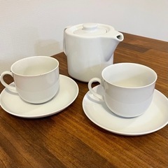 カップ＆ソーサーとティーポット 
