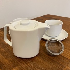 カップ＆ソーサーとティーポット の画像