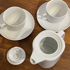 カップ＆ソーサーとティーポット の画像