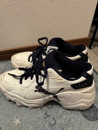 PUMA厚底スニーカー