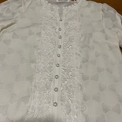 白　ブラウスの画像