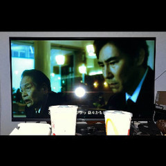 TCL スマートTV と　TV スタンドの画像