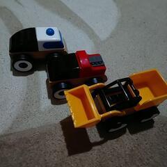 木でできた車三台
