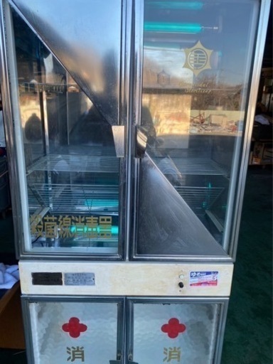 昭和レトロな床屋用消毒庫