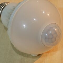 2個中１個引渡し完了、残りの1個です、LED電球 人感センサー E26 ９W 昼白色 明暗センサー 自動点灯/消灯 　の画像