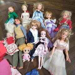 大量の着せ替え服とリカちゃん＆パパ＆バービー＆ジェニーちゃんなど人形と