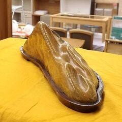 お値下げ中！ 鑑賞石 山型 台座付き 40cm×12cm×12cm 4.86kg 黄土色 天然石 置物  札幌市 豊平区 西岡の画像