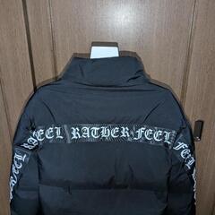 メンズ  ダウンジャケット（ロゴ入り）の画像