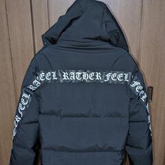 メンズ  ダウンジャケット（ロゴ入り）の画像