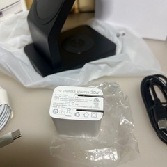 ワイヤレス充電器、15W 充電器 3 in 1 携帯電話時計ヘッドセット用高速充電ステーション　アダプターコード付き　ブラック新品の画像