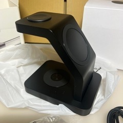 ワイヤレス充電器、15W 充電器 3 in 1 携帯電話時計ヘッドセット用高速充電ステーション　アダプターコード付き　ブラック新品の画像