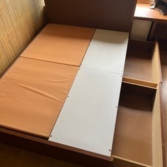 ダブルサイズのベッドフレーム