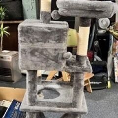 キャットタワー（高さ約155cm、支柱は損傷あり）
